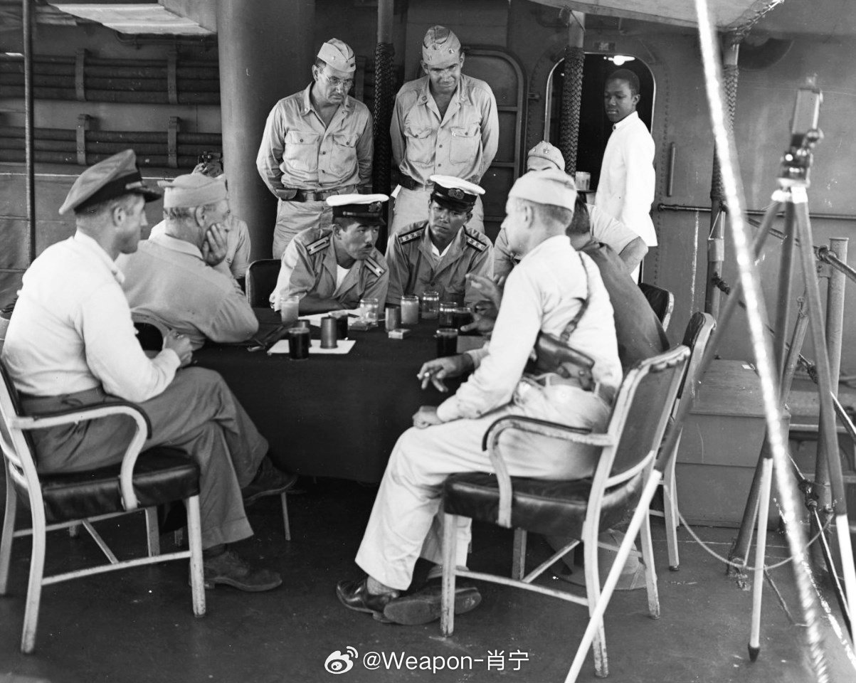 #照片中的历史#马绍尔群岛米利环礁，1945年8月19日，在“利维”号护航驱逐舰上进行的投降谈判；从