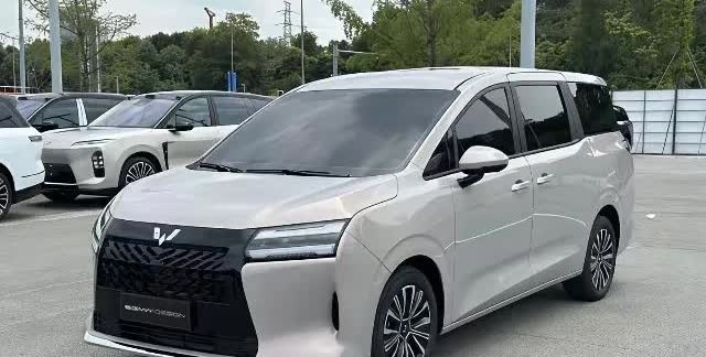关于五菱星光730的成都车展最新探班照片出来了，虽然玻璃贴了最厚的黑膜，但是借助