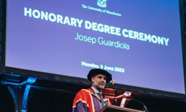 瓜迪奥拉戴帽！曼彻斯特大学荣誉博士，杠杠滴，不亚于英超冠军！本赛季曼城虽然四大皆