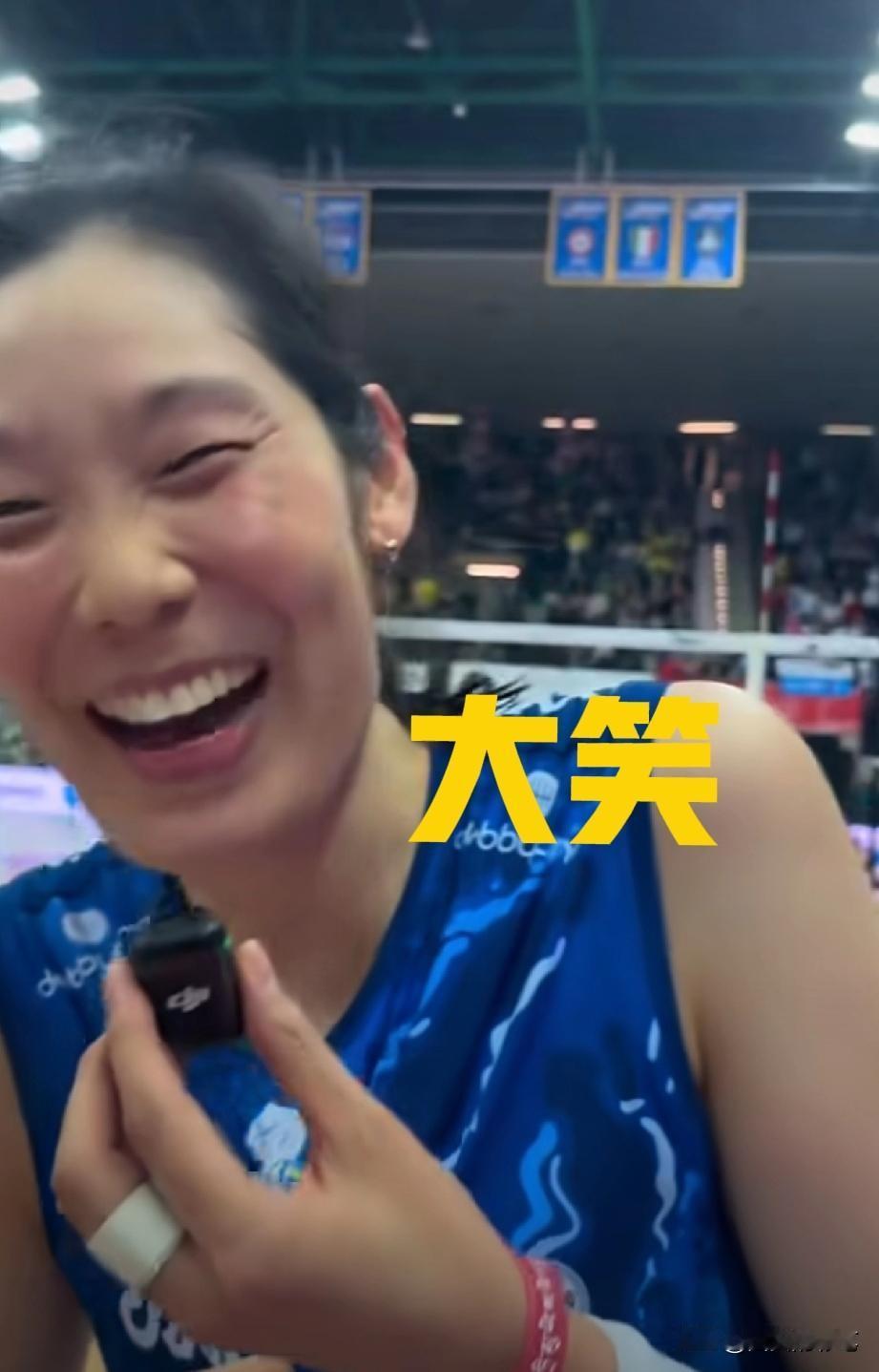 朱婷笑得太happy了[呲牙笑]，好久没看到她这么开心了[大笑]瞧，满脸通红的朱