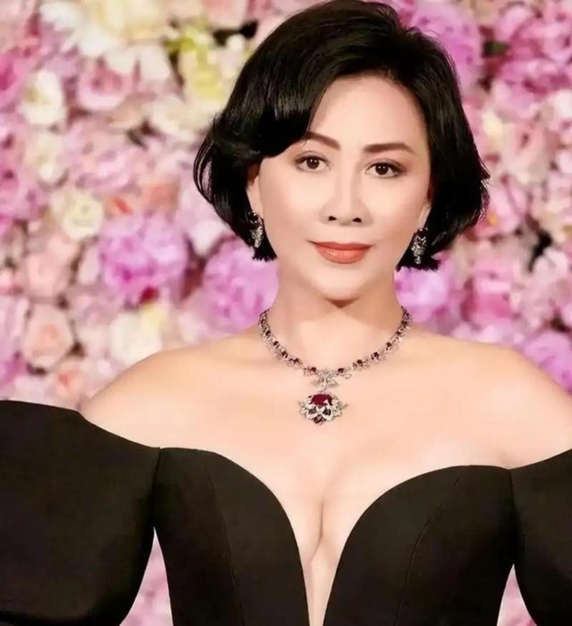 1990年，刘嘉玲被绑架失踪3小时后，失魂落魄地回来说：只抢了一千现金和手表。第