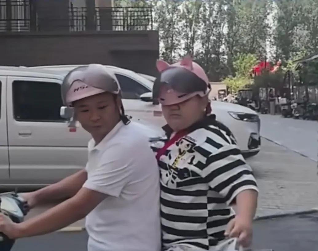 看他老爸懵圈的眼神，网友建议可以再生一个，每年还可领3600元。网上看到，8月