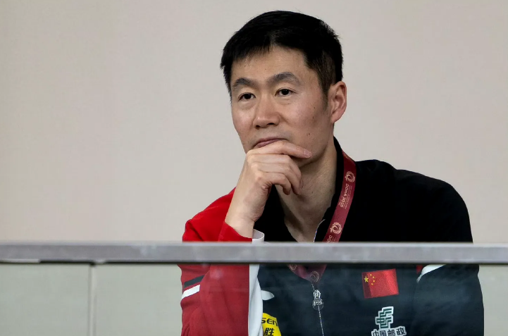 王励勤看到林高远单打被西蒙高茨淘汰出局、梁靖崑/黄友政也输球后若有所思，一个人在