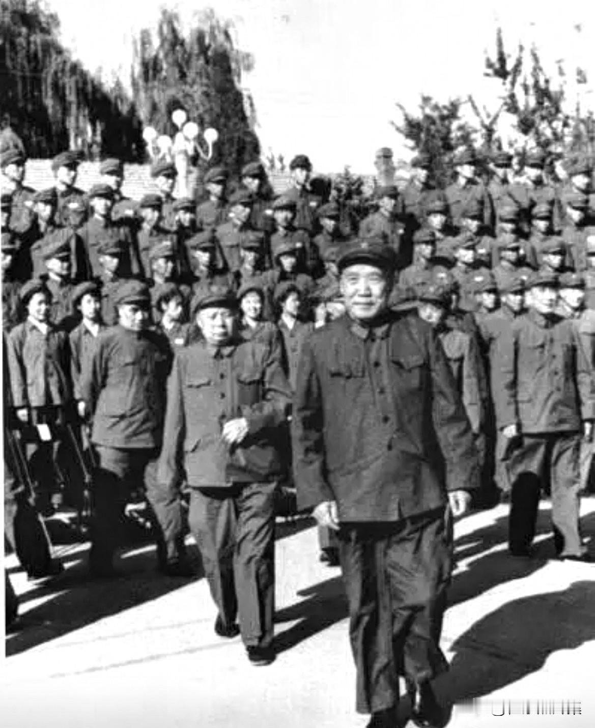 1978年，时任中国人民解放军副总参谋长的李达上将（合影中位）接见了参加总参谋部