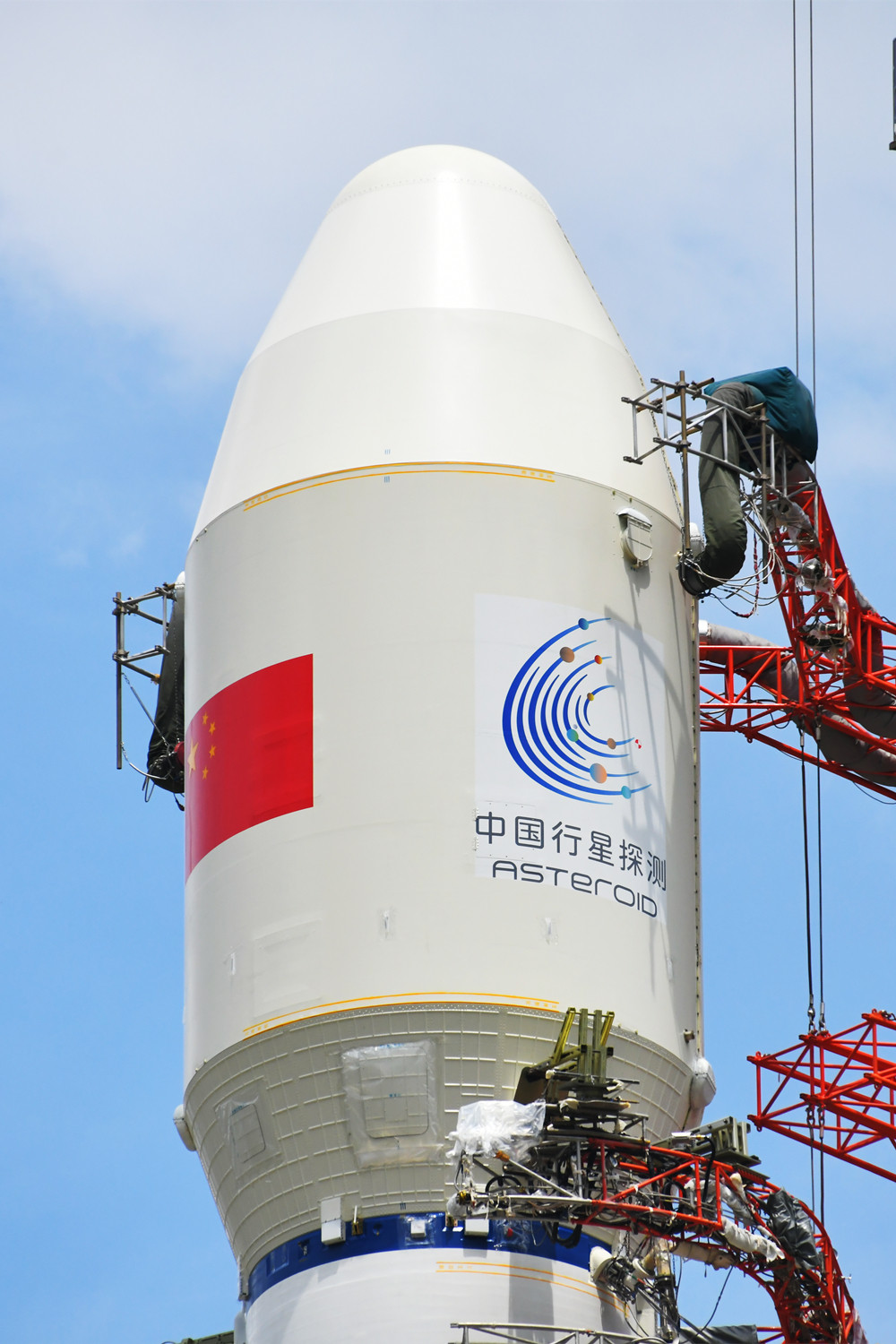天问二号天问二号探测器是我国首个专门为小行星探测与采样返回研制的航天器，由航天