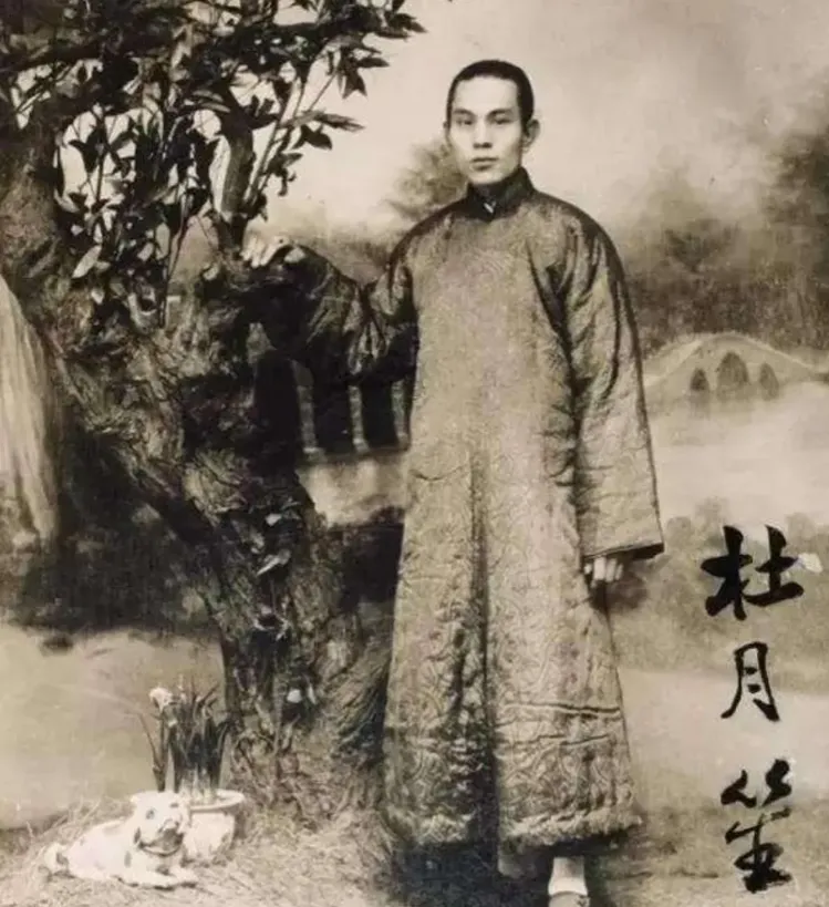有一次，杜月笙替林桂生打牌赢了2400大洋，这在当时是一笔巨款，为了试探杜月笙，
