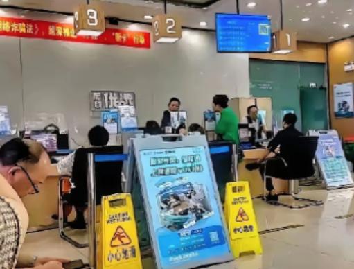 “杀熟”某营业厅内一大姐举着用了15年的号冲柜员吼：“新用户39元就160G，我