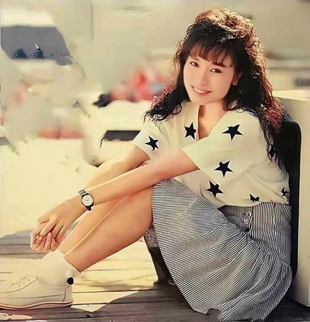 吕良伟前妻邝美云年轻时美丽清纯，中年时贵气迷人，她就是一朵充满女人味的花，百看不