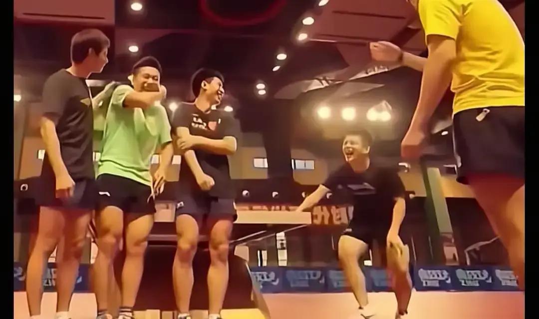 国乒更衣室里，樊振东和梁靖崑在干这个。不是复盘战术，也不是放松肌肉。