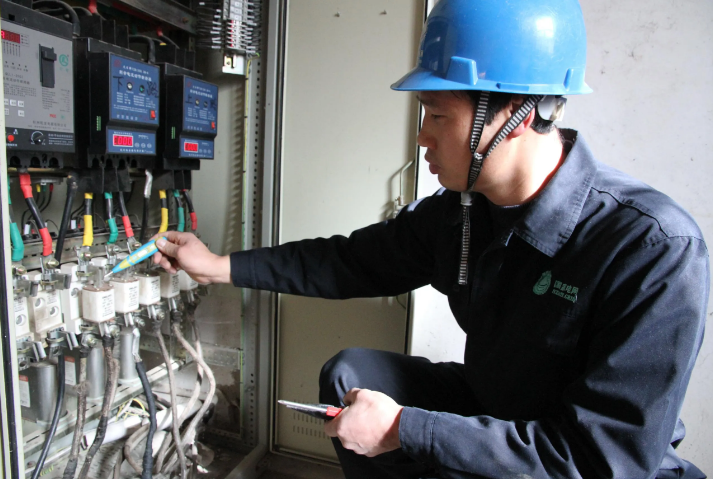 今天厂里炸锅了——俩电工拎着工具箱走人，收拾东西时跟我念叨：“7500块钱，除去