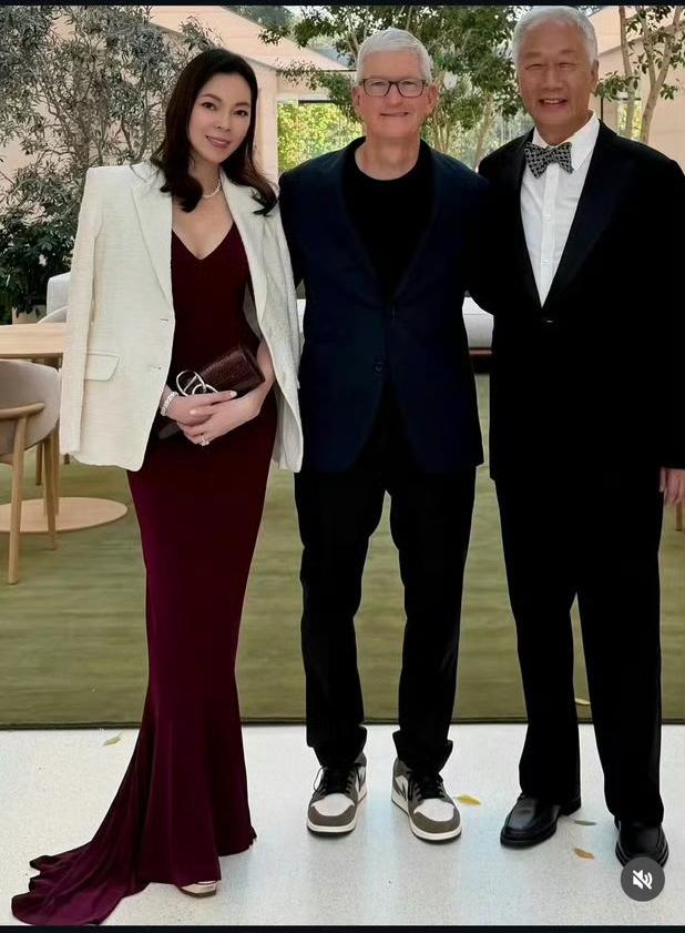 苹果CEO库克的欢送会，富士康老板郭台铭和老婆曾馨莹应邀参加。富士康应该好好感谢
