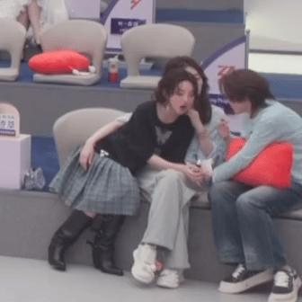 剪不断理还乱哈哈哈哈哈哈李小冉唐艺昕王濛感情浓度好高唐艺昕趴在李小冉腿上