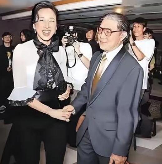 离婚后晚宴偶遇，朱玲玲大方握手笑意满满，霍震霆神情拘谨笑容勉强！ 豪门之间的