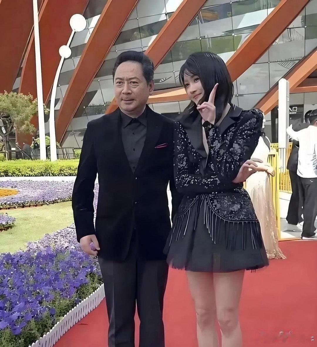 只要关晓彤觉得不尴尬，尴尬的就是别人。