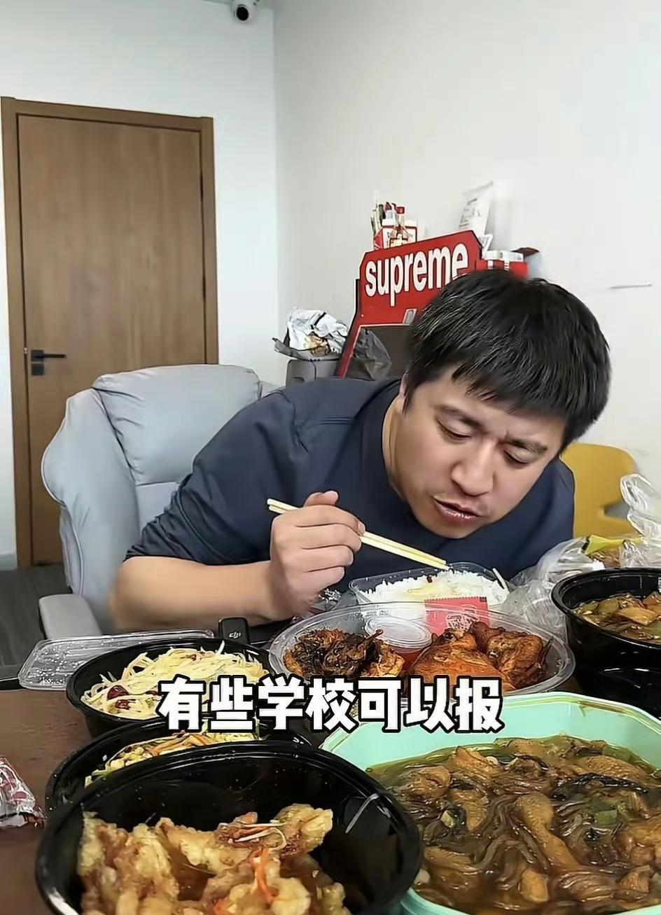 从张雪峰餐盒里那几份油汪汪的外卖，到他拼命挤出时间打卡跑步，很多细节都透着一个“