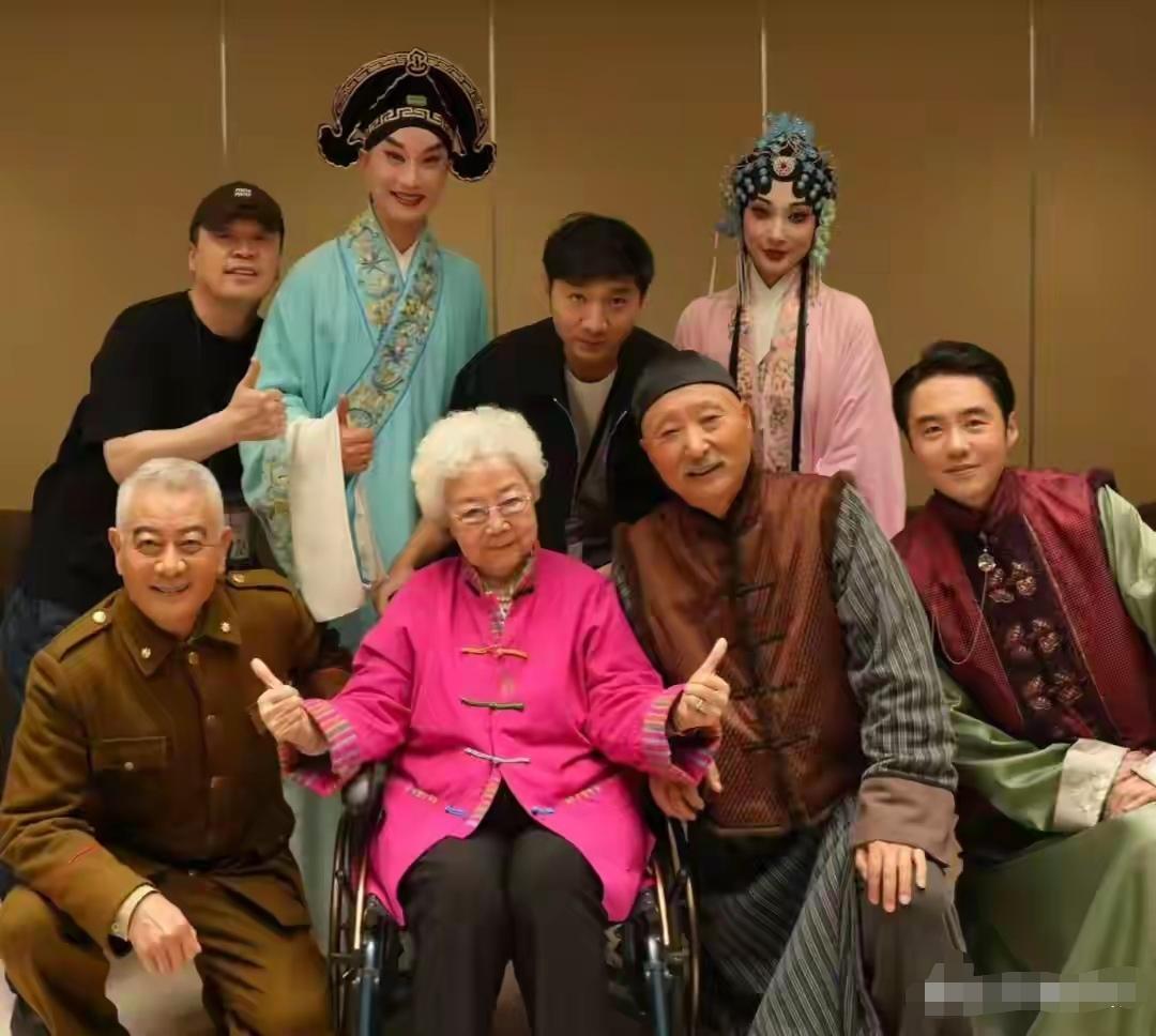 98岁的田华老师在孙子杨潇的陪同下，前往观看陈佩斯主演的话剧《惊梦》。如此高龄依
