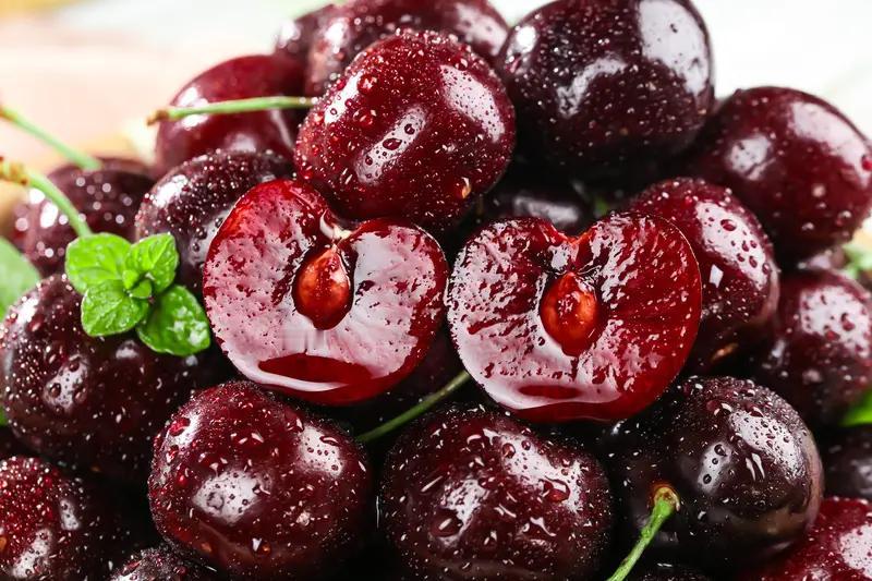 车厘子价格暴跌40%！百元抱一箱，是捡漏还是踩坑？家人们谁懂啊！往年舍不得