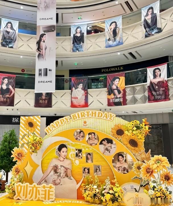 内地女神刘亦菲昨日（8月25日）迎来39岁生辰，双喜临门。事业方面，她于生日当天