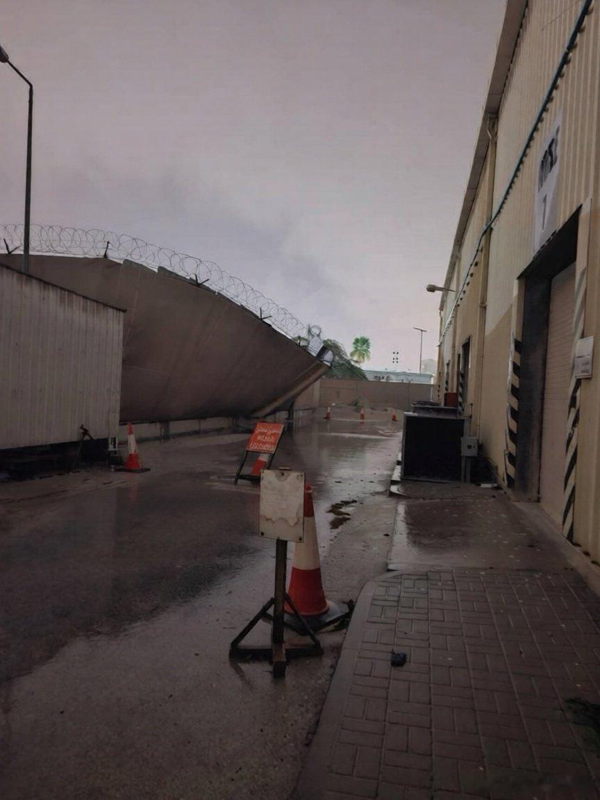 经过伊朗无人机和导弹袭击轮番袭击，美国海军第五舰队巴林总部内部遭到严重破坏。中