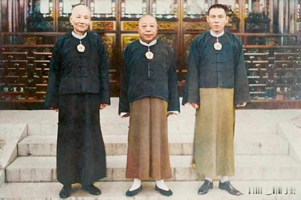 不要被电视剧骗了，真正的民国上海滩三大亨是长这样的。下图就是1935年，国民