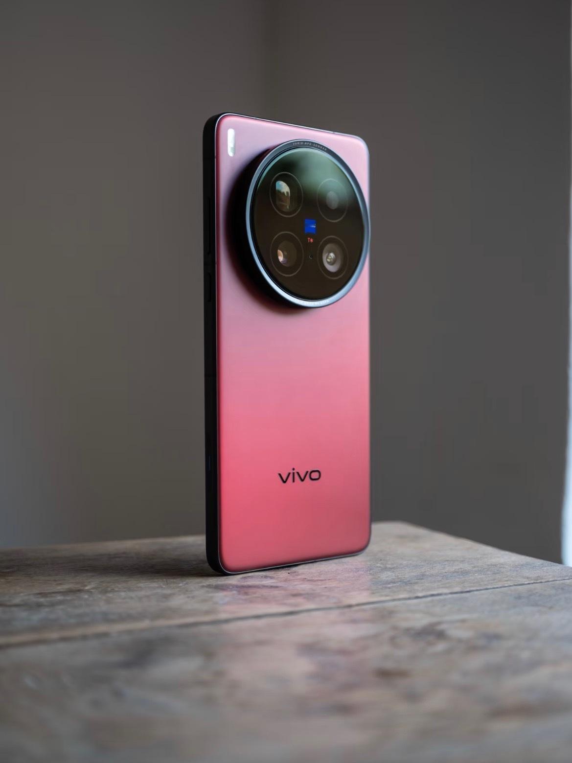 vivoX200Ultra的影像系统堪称“手机界专业相机”，主打三大核心亮
