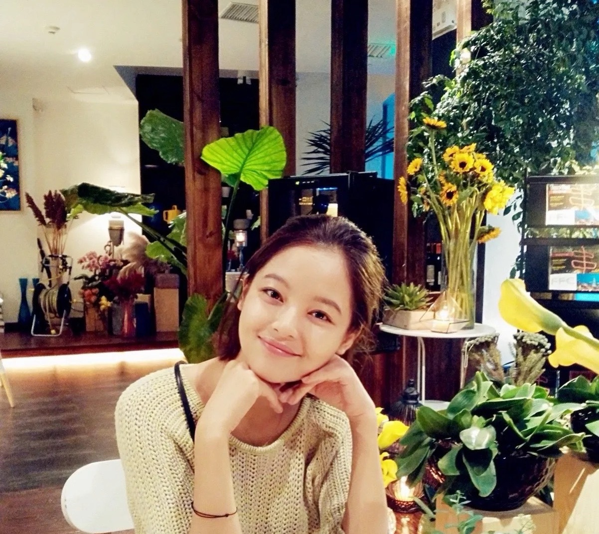 辛芷蕾巴黎下雪最大赢家早期的辛芷蕾有种韩剧女主的即视感，穿搭也很时尚🤔！