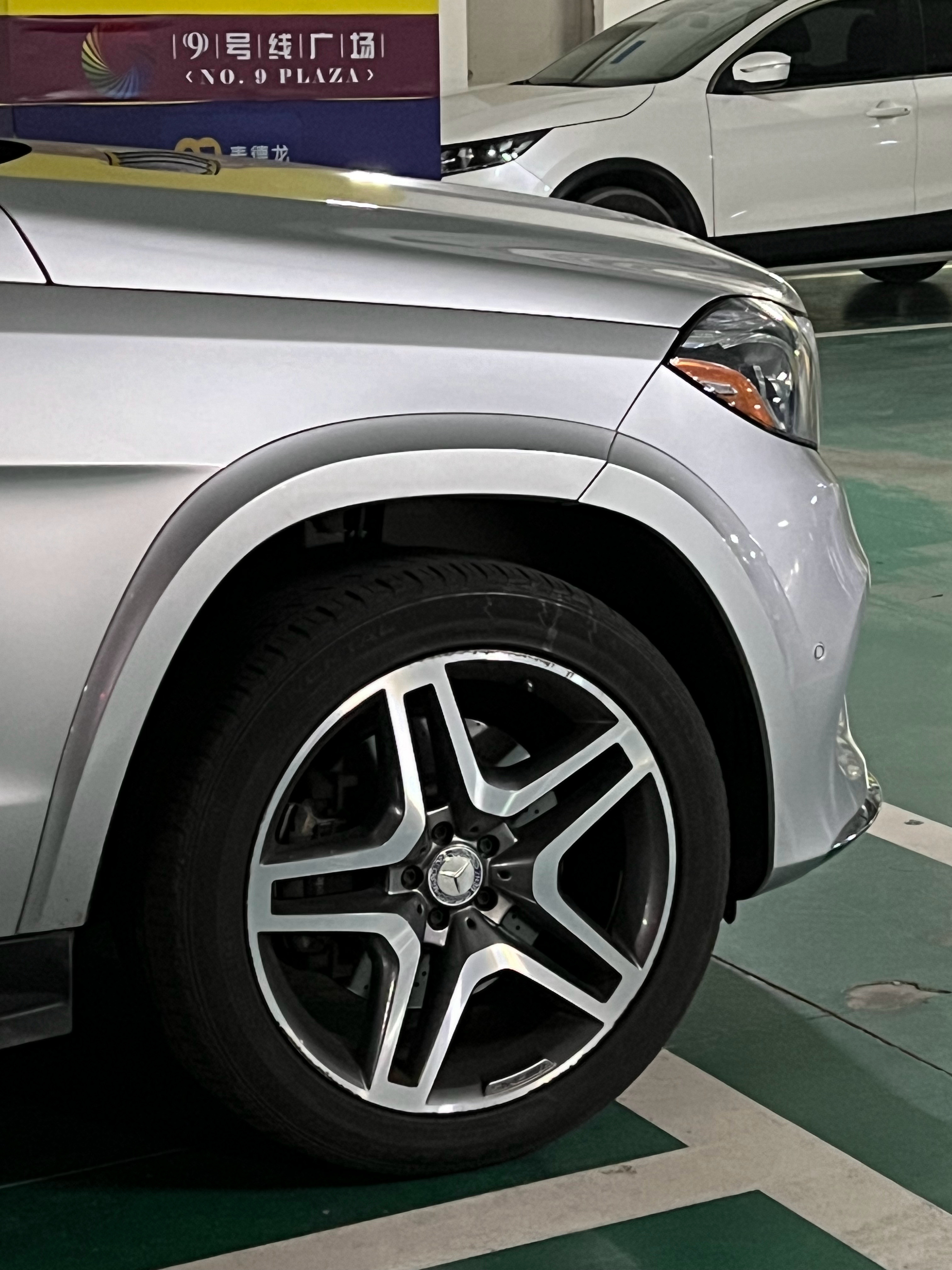 偶遇一台GLS银色，美规这台车的状态太棒了，看起来非常新当时这款车大多数人都会买