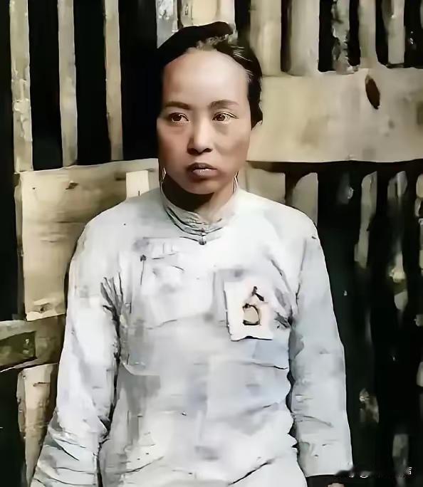 魏文全，一个25岁的传奇女子。她本在浙江绍兴丝绸堆里长大，父亲的爱国故事和家国之