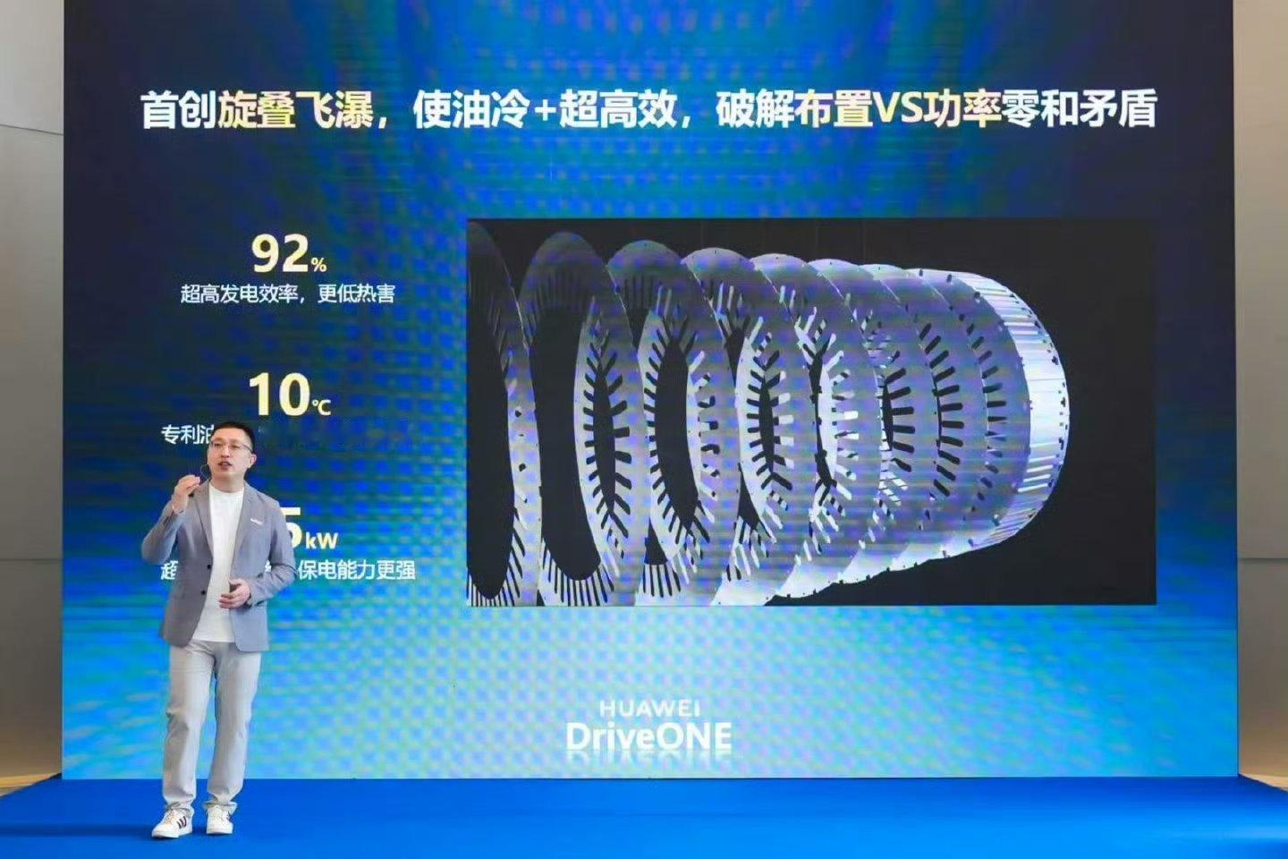 小鹏X9超级增程全球首发搭载华为DriveONE下一代增程发电机。63.3kWh