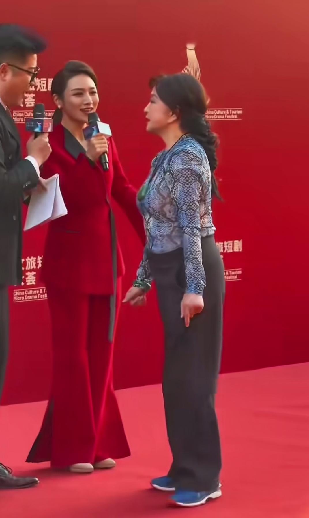 刘晓庆已经年过七旬了，但是，在参加各类活动中，她总是精力充沛，步伐轻盈。丝毫