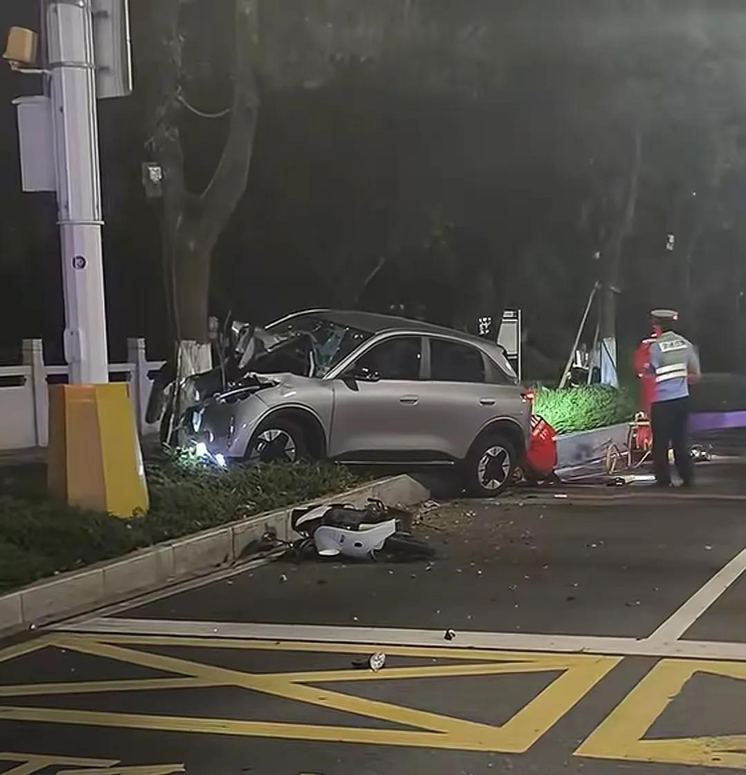 录取通知书刚到，命没了。她们连大学校门都没见着。凌晨两点，人民大道。