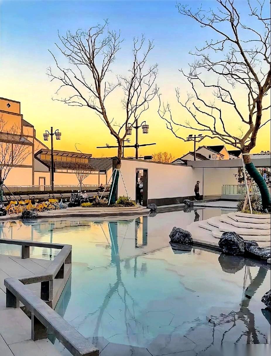 想在单位里拿下一个人，靠请客吃饭？格局小了。我给你讲个高手的玩法，就三步。第