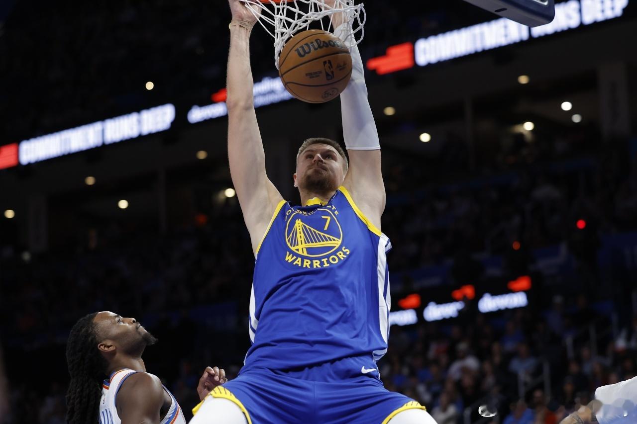 TimKawakami：谈到了勇士下赛季的内线选择。如果勇士在休赛期无法留住霍