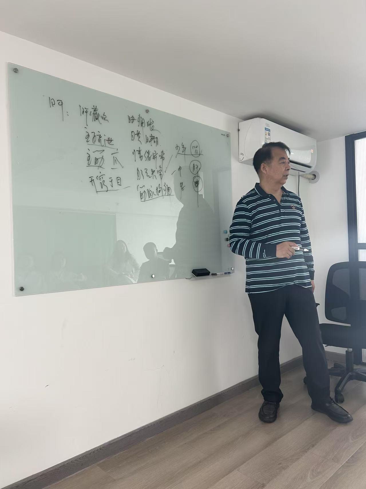 家住深圳坂田的痛风患者，近年来尿酸一直居高不下，在老患者的推荐下过来看诊。首诊服