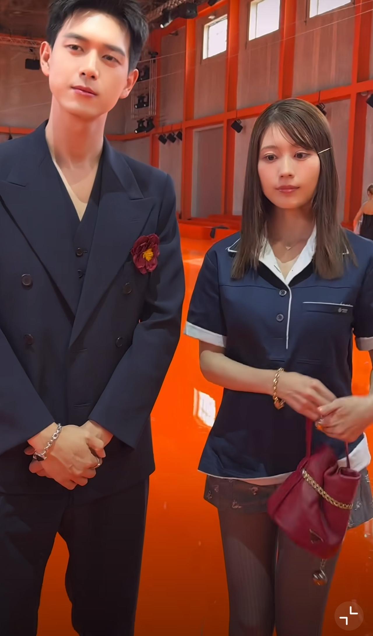 李现和日本女星有村架纯合影。好像是李现参加某品牌活动，正好有有村架纯也参加了，