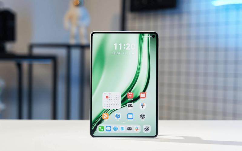 华为MatePadMini这小玩意儿，简直是便携利器。它身材小巧，揣包里就能带