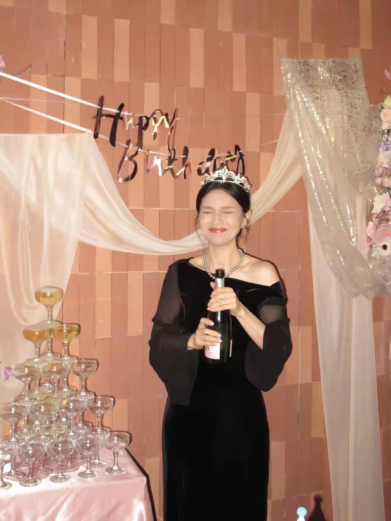 胡可生日晒照片，家人为她准备的生日惊喜让她非常感动，看来事先她是不知情的，如此看