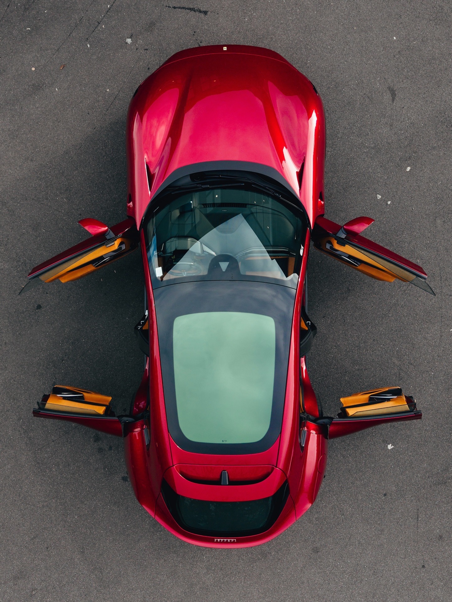 这个定制版法拉利Purosangue项目其内部设计非常特别。为了在经典的红色与浅