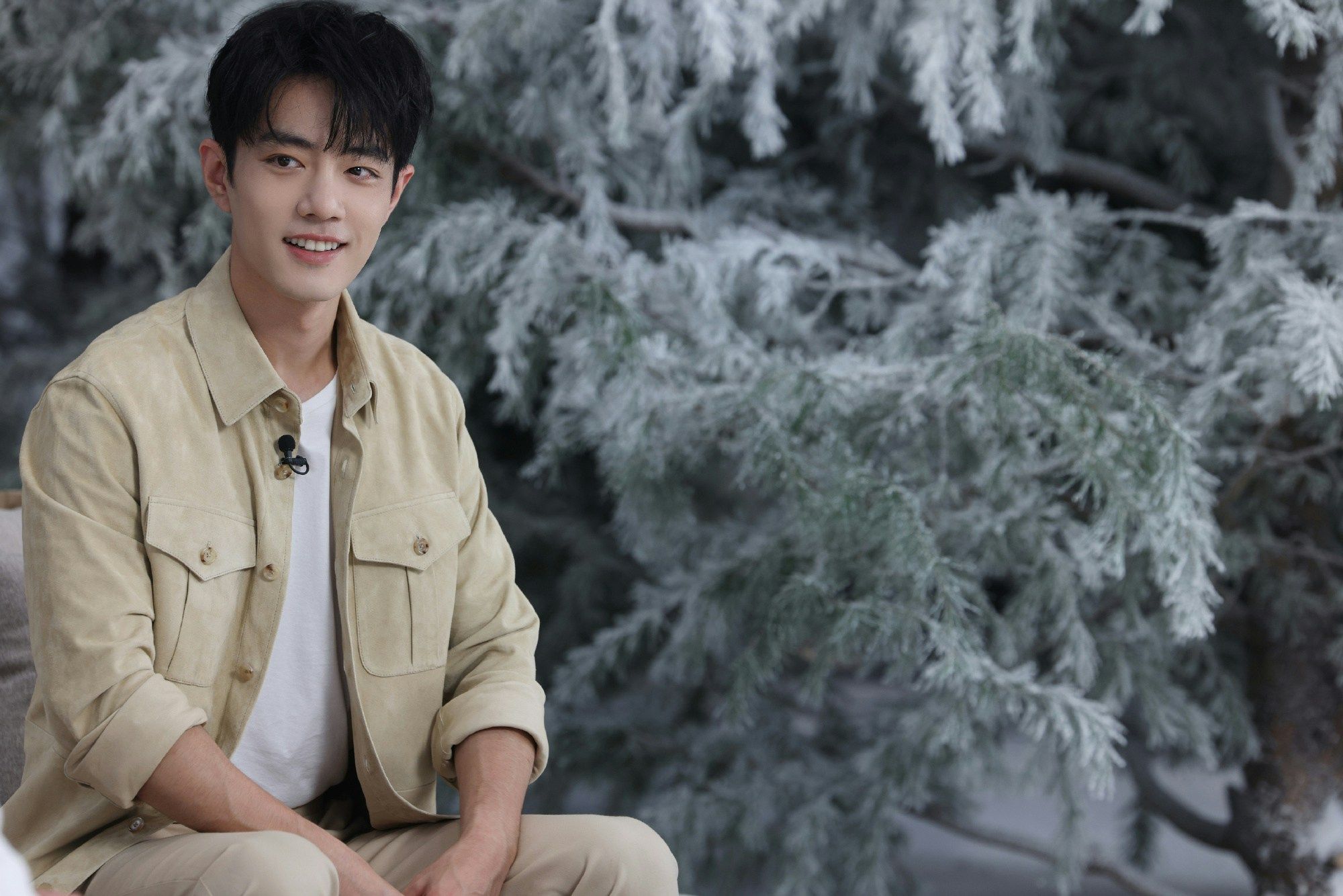 咱就是说肖战这新片《得闲谨制》票房都破3亿了，片场花絮却翻车得彻底！满脸特效妆脏