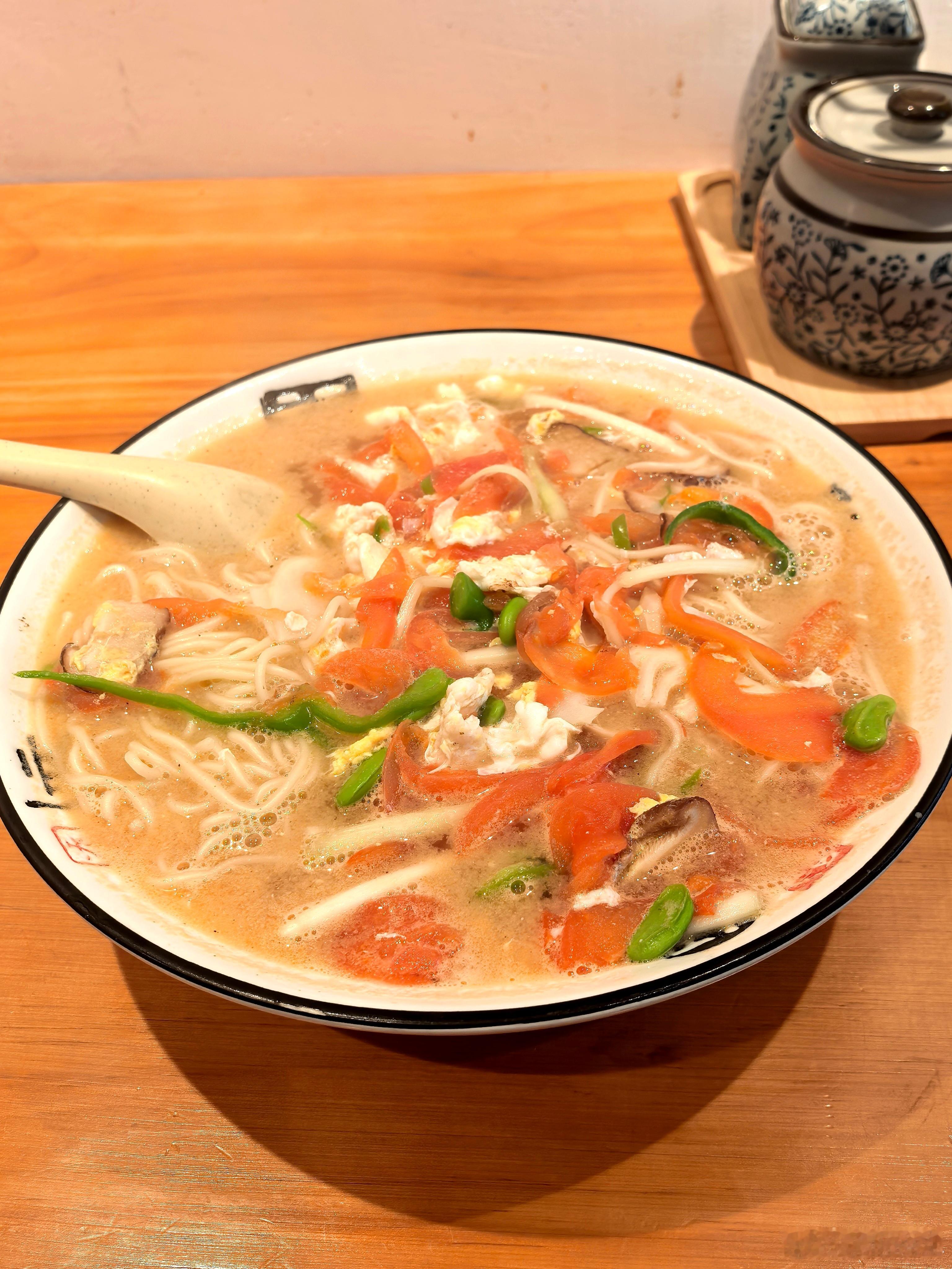 天气渐渐冷了，就爱吃一些带汤的面食，这一碗分量真的好大，老板太实在了