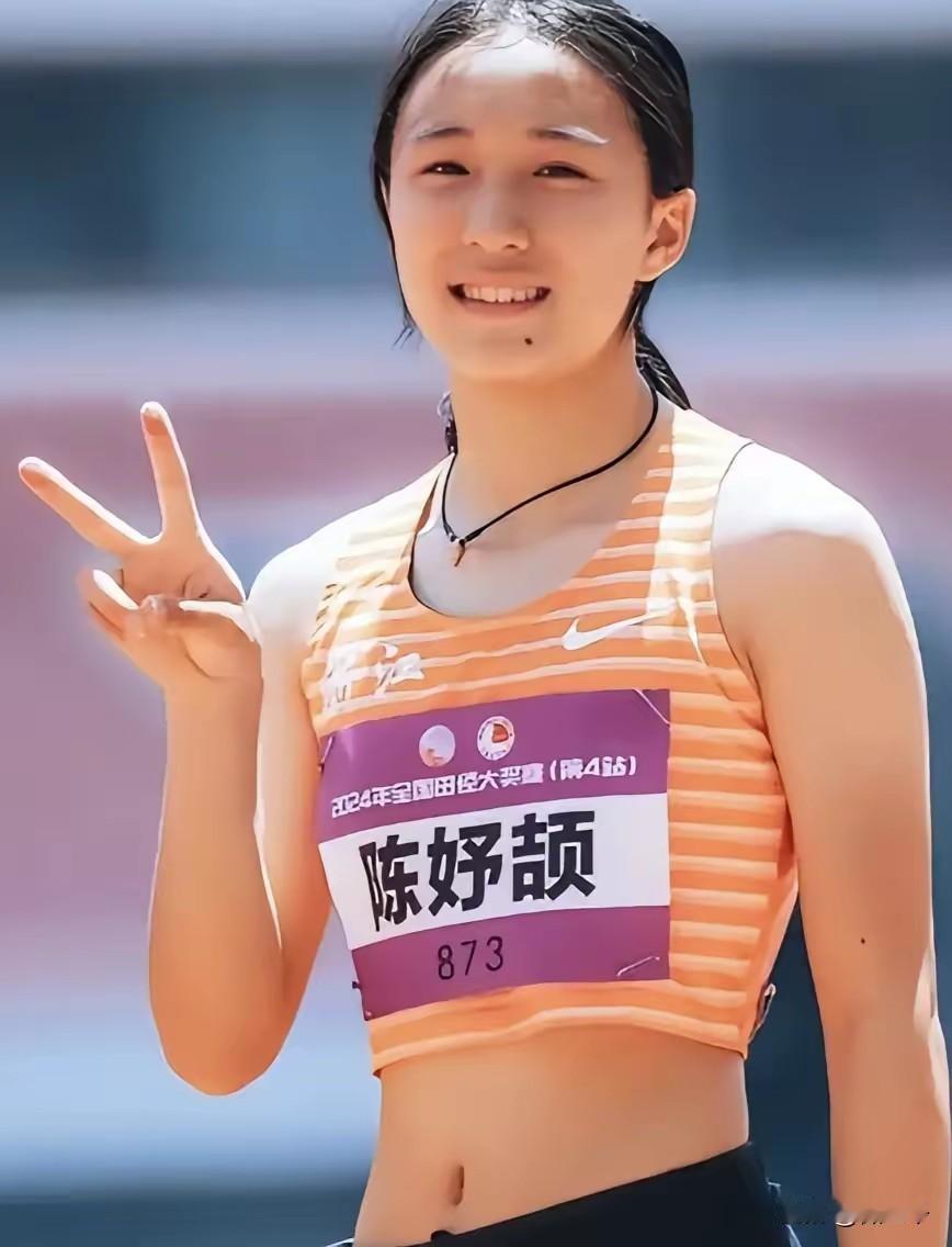 “小孩姐”陈妤颉比别人快的原因。她的起步普普通通，甚至偏慢，但频率快，100米别