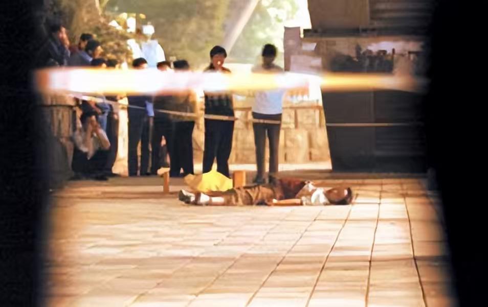 2006年5月的一个雨夜，北京宣武区，一名普通妇女丁小燕出门接丈夫。她碰上四个青