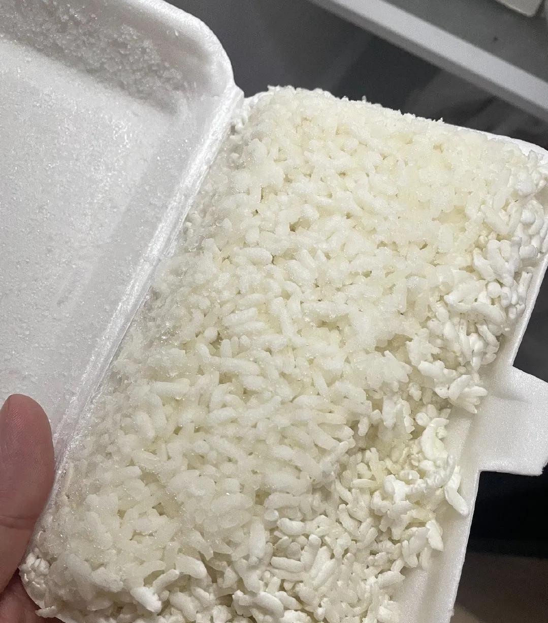 有时候他们觉得食物放在冰箱里就永远不会坏，肉放几年都行，做熟的菜放两三天再吃都