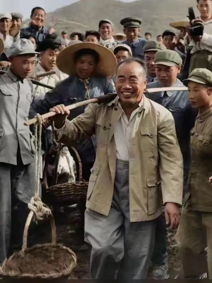 解放以后，朱老总的衣着始终保持着革命军人的风度：风纪扣系得严严的，鞋带也系得结
