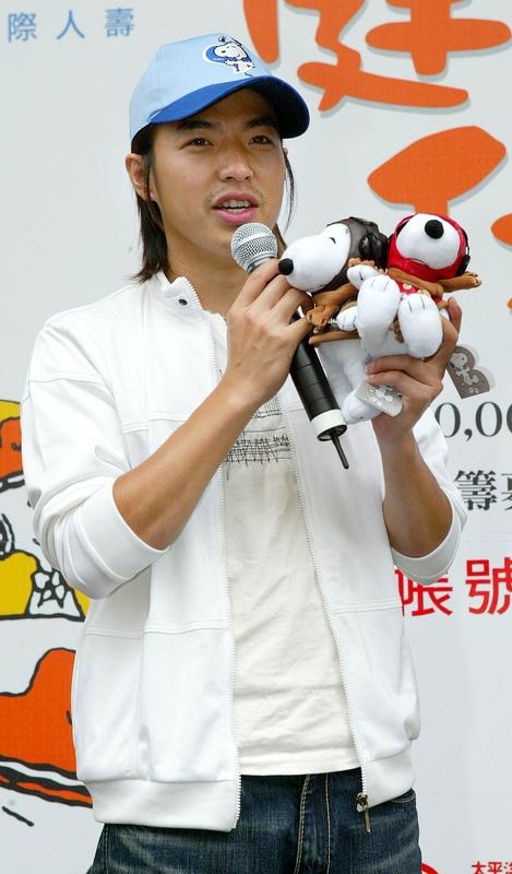 妻子出庭暴哭演员李威卷入命案这事儿可太抓马了。台北地院审理精舍命案，他和妻子简