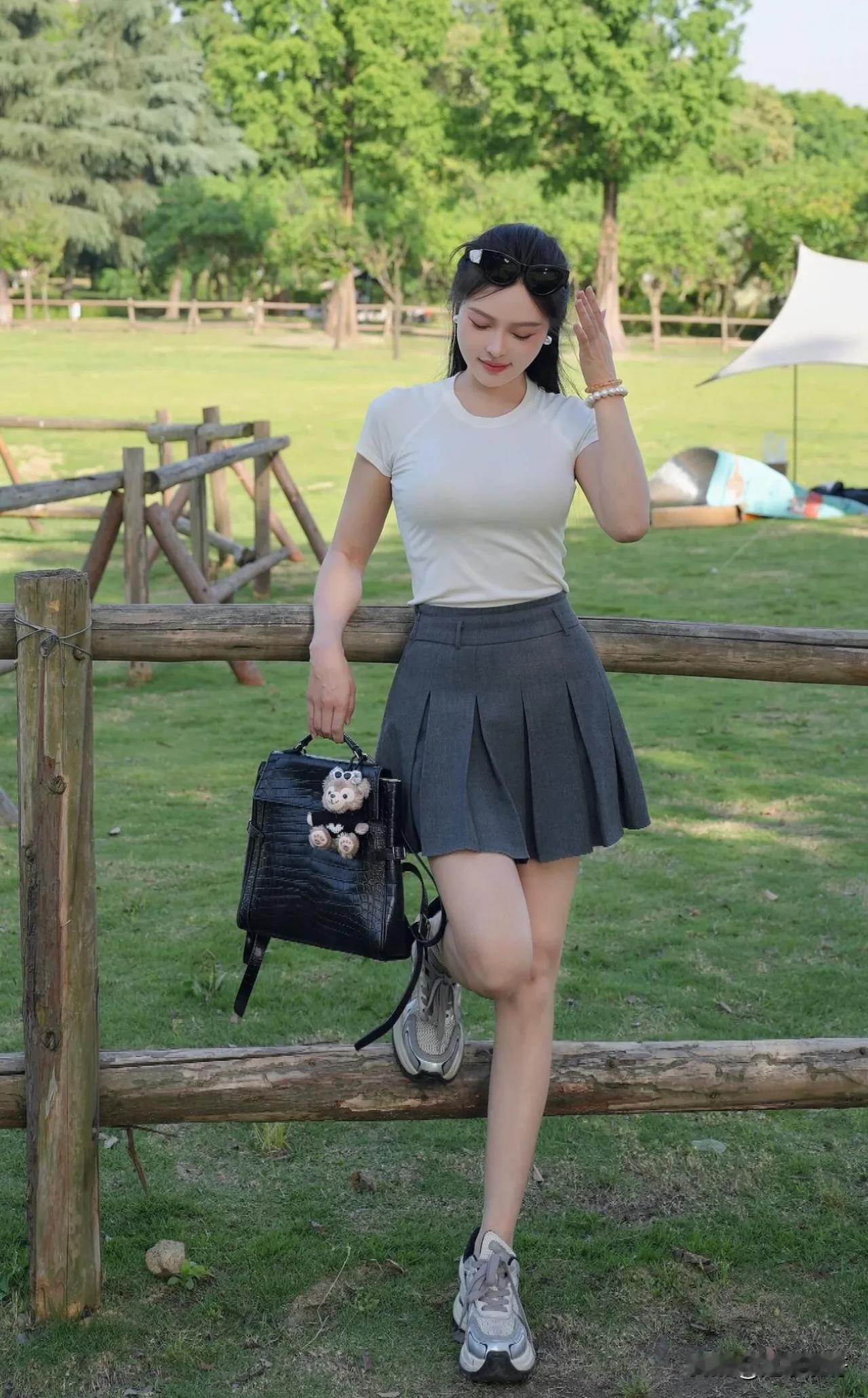 女神百褶裙搭配