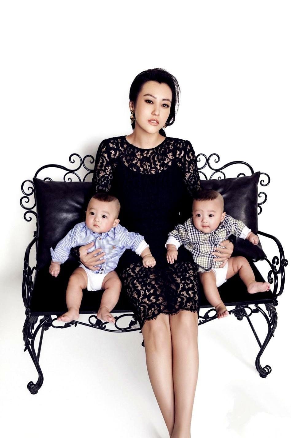 我跟你讲，当妈的都有特异功能，这事儿绝了。郝蕾家那对双胞胎，长得一模一样，家里