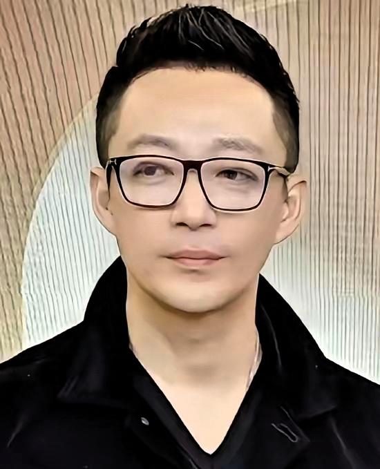 汪小菲那些事儿大家心里都清楚。这汪小菲,这些年,总在新闻里,S家张兰,