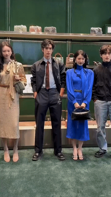 内娱能毫无压力站在超模贺聪旁边的也就张凌赫和宋威龙了，哪怕贺聪穿着恨天高，张凌赫