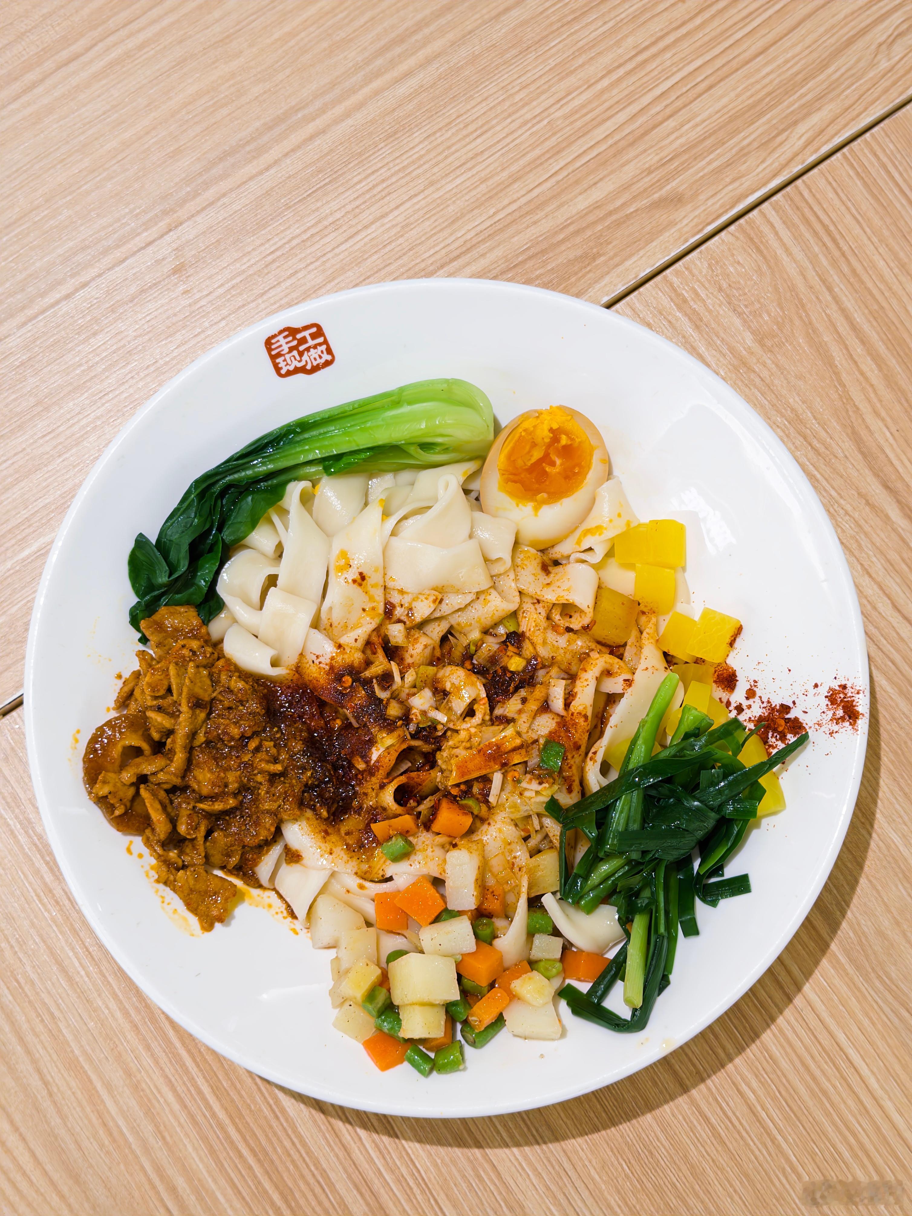 今日份午餐，陕西油泼面、茴香蛋饺、大鸡排。